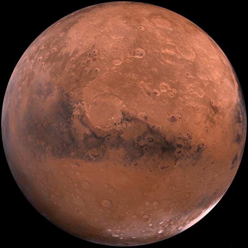 Surface rougeoyante d'une planète désertique